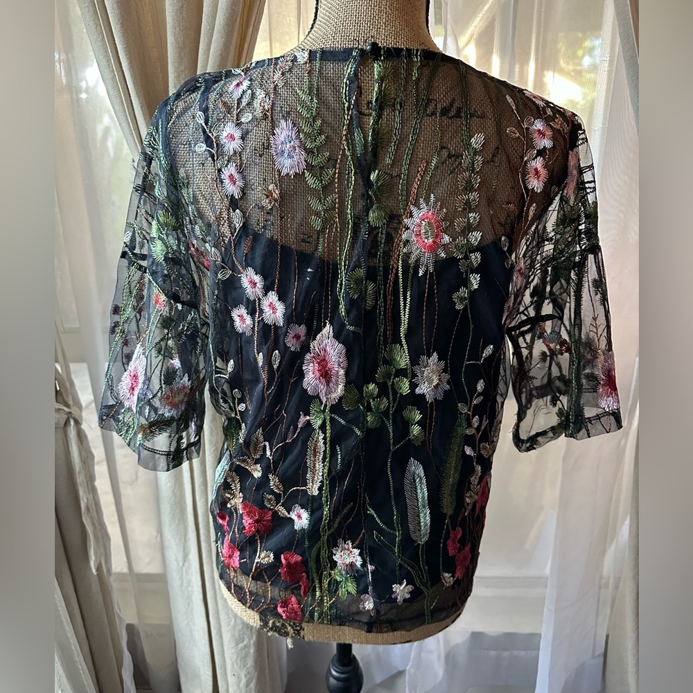 Romeo & Juliet Couture Floral Embroidered Mesh Top NWT - Picture 5 of 12